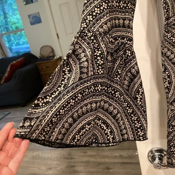 Black & White, Bell-Bottom Sleeve Romper from Charlotte Russe, size L - Picture 2 of 10